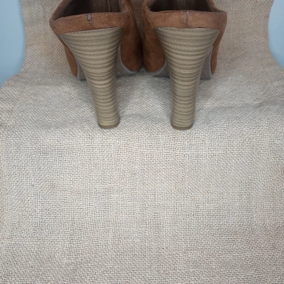 American Eagle Tan Camel Suede Open Toe Mules Clogs 4" Wood Heel Size 6 - Picture 10 of 14
